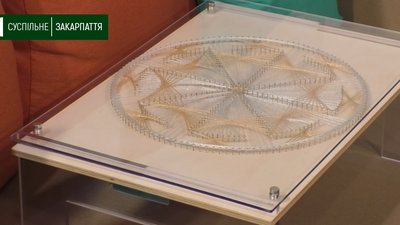 Картини та столики технікою нитяної графіки робить Леся Поліха