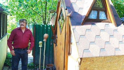 Сумчанин створив мінібудинок з елементами українського декору Сумчанин створив мінібудинок з елементами українського декору