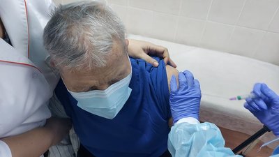 Бустерна доза вакцини від COVID-19. Як вона діє і чи захищає від "Омікрону" Бустерна доза вакцини від COVID-19. Як вона діє і чи захищає від "Омікрону"