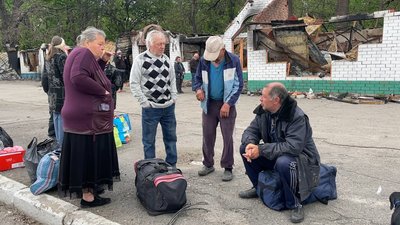 Окупанти обстріляли колону машин, яка евакуювала людей з Руської Лозової під Харковом Окупанти обстріляли колону машин, яка евакуювала людей з Руської Лозової під Харковом