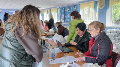 У Сумах розпочали видачу продуктових наборів У Сумах розпочали видачу продуктових наборів