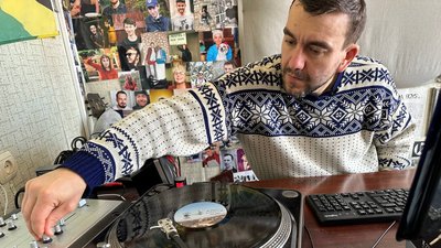 Виступи в СІЗО, на вокзалі та в психоневрологічному інтернаті: як Олексій Уманський популяризує вінілову культуру