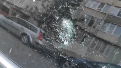 У Луцьку невідомі камінням пошкоджують машини У Луцьку невідомі камінням пошкоджують машини