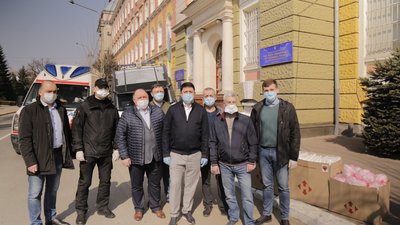 Засоби індивідуального захисту для медиків та поліцейських передали в Івано-Франківську волонтери Засоби індивідуального захисту для медиків та поліцейських передали в Івано-Франківську волонтери