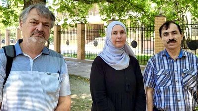 Бекір Мамутов, Сейран Ібрагімова та Ліля Гемеджі після засіданн "суду"