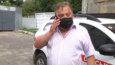 Сільський голова Анатолій Матюхінпри кореспондентах Суспільного телефонує завідувачці: «садок має відкритися завтра». Фото: Суспільне Поділля Сільський голова Анатолій Матюхінпри кореспондентах Суспільного телефонує завідувачці: «садок має відкритися завтра». Фото: Суспільне Поділля