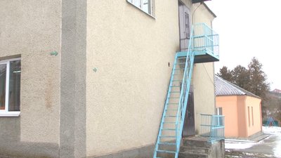 В школі села Олешин Хмельницької громади є кілька еакуаційних виходів, якими 165 учнів за дві хвилини мають покинути приміщення школи. В школі села Олешин Хмельницької громади є кілька еакуаційних виходів, якими 165 учнів за дві хвилини мають покинути приміщення школи.