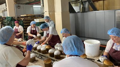 Військовим і на продаж: 8 тисяч великодніх пасок щодоби випікає черкаський хлібзавод Військовим і на продаж: 8 тисяч великодніх пасок щодоби випікає черкаський хлібзавод