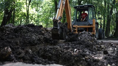 Під пам'ятником у Центральному парку Чернівців не виявили решток радянських військових Під пам'ятником у Центральному парку Чернівців не виявили решток радянських військових
