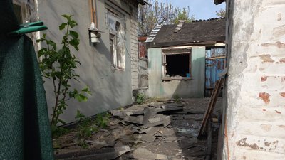 Вибиті вікна, понівечені будинки. Який вигляд має місце падіння уламків ракети РФ у Дніпрі – фоторепортаж
