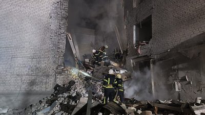 У Миколаєві російські війська вдарили по п'ятиповерхівці. Є загиблі та поранені серед мешканців будинку У Миколаєві російські війська вдарили по п'ятиповерхівці. Є загиблі та поранені серед мешканців будинку