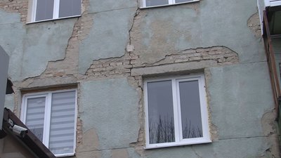 Мешканці будинку в Луцьку скаржаться на плісняву та тріщини. Що кажуть комунальники Мешканці будинку в Луцьку скаржаться на плісняву та тріщини. Що кажуть комунальники