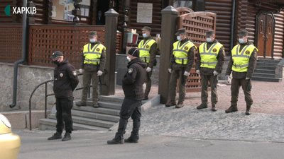 По одній родині: як освячували кошики недільним ранком у Харкові По одній родині: як освячували кошики недільним ранком у Харкові