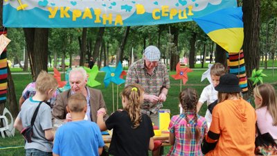 У Дніпрі вихованці позашкільного закладу продавали саморобки, щоб купити тепловізор військовим