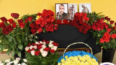 Портрети загиблого військового Антона Колісника-Кравченка