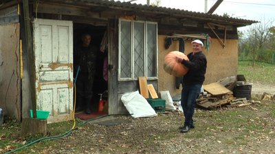 У селі Голинь місцеві жителі приносять гарбузи, щоб готувати цукати для ЗСУ У селі Голинь місцеві жителі приносять гарбузи, щоб готувати цукати для ЗСУ