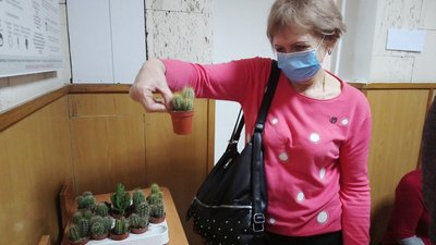 У Херсоні провакцинували ще 20 медичних працівників, жінкам - дарували кактуси