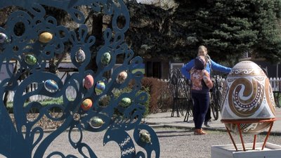 Перед Великоднем у Черкасах встановили два десятки об’ємних писанок Перед Великоднем у Черкасах встановили два десятки об’ємних писанок