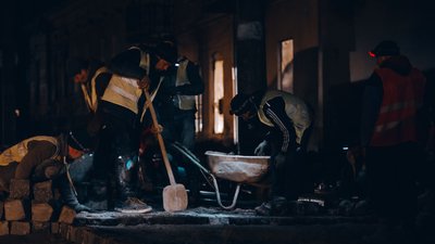 Працівники підрядної організації ремонтують вулицю Працівники підрядної організації ремонтують вулицю