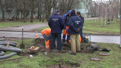 Мешканці будинку у Запоріжжі домоглися початку ремонту у затопленому підвалі