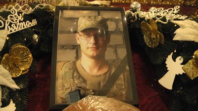Був спецпризначенцем, загинув у боях за Бахмут: в Житомирі попрощалися із Віталієм Пивоваровим Був спецпризначенцем, загинув у боях за Бахмут: в Житомирі попрощалися із Віталієм Пивоваровим