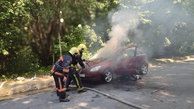 У Луцьку під час руху загорівся автомобіль У Луцьку під час руху загорівся автомобіль