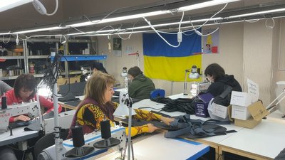 "Швацький батальйон". У Харкові волонтери виробляють бронежилети для передової "Швацький батальйон". У Харкові волонтери виробляють бронежилети для передової