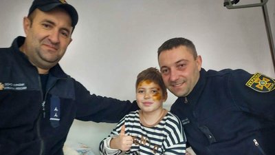 рятувальники, врятований хлопчик