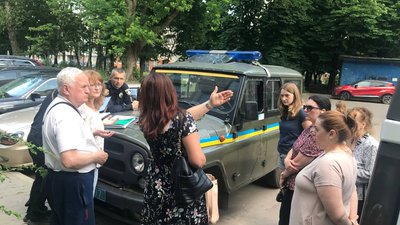 Поліція у дворі