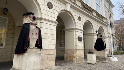 У День студента львівських левів одягнули у мантії У День студента львівських левів одягнули у мантії