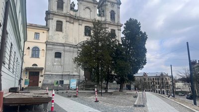 простір біля органного залу простір біля органного залу