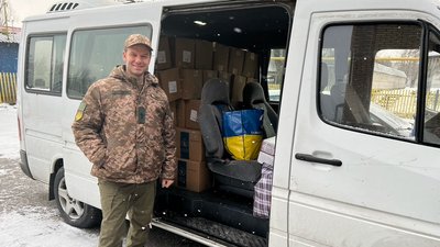Військовий капелан з Америки підтримує українських військових та розбирає завали після влучань ворожих ракет у Запоріжжі Військовий капелан з Америки підтримує українських військових та розбирає завали після влучань ворожих ракет у Запоріжжі