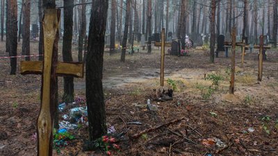 Під час окупації Ізюма на місцевому кладовищі ховали загиблих. Після деокупації міста ексгумували 451 тіло. Частину людей досі не ідентифікували. 16 вересня Під час окупації Ізюма на місцевому кладовищі ховали загиблих. Після деокупації міста ексгумували 451 тіло. Частину людей досі не ідентифікували. 16 вересня
