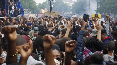 У Парижі під час маршу Black Lives Matter сталися сутички із силовиками У Парижі під час маршу Black Lives Matter сталися сутички із силовиками