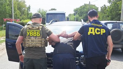 Переправляли за кордон військовозобов’язаних. Миколаївські правоохоронці затримали "перевізника"