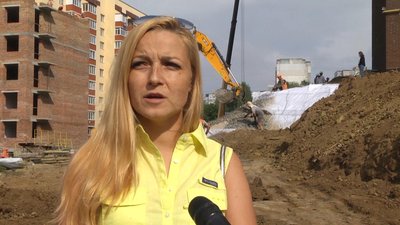 Аліна, мешканка будинку на Кармелюка, добивається від влади незалежної експертизи. Фото: Суспільне Поділля Аліна, мешканка будинку на Кармелюка, добивається від влади незалежної експертизи. Фото: Суспільне Поділля