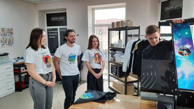 Жителька Тернопільщини створює патріотичні принти на футболках і сумках Жителька Тернопільщини створює патріотичні принти на футболках і сумках
