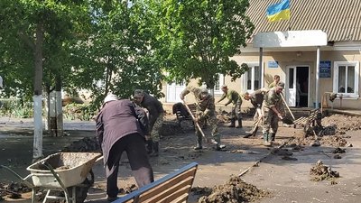 У селі на Одещині злива затопила будинки та вулиці. На місці працюють військові та рятувальники У селі на Одещині злива затопила будинки та вулиці. На місці працюють військові та рятувальники