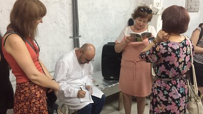 Мистецтво в укритті: в Черкасах поезією та музикою збирали кошти на ЗСУ