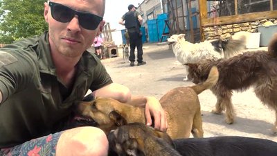 Волонтер Михайло Будейчук із собаками Волонтер Михайло Будейчук із собаками