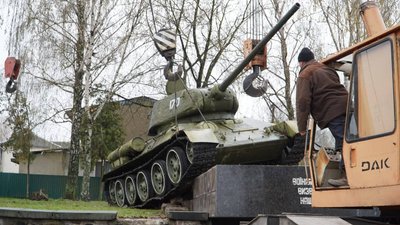 В місті на Волині демонтували пам’ятник на честь радянських танкістів В місті на Волині демонтували пам’ятник на честь радянських танкістів