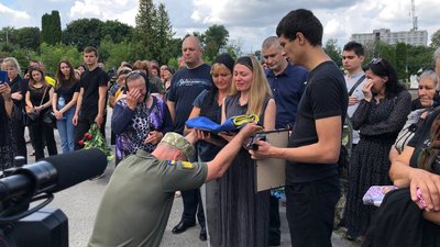 Володимир Борущак вручвє грамоту пошани і скорботи дочці загиблого бійця – Олені Володимир Борущак вручвє грамоту пошани і скорботи дочці загиблого бійця – Олені