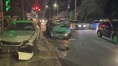 У Чернігові зіштовнулись «ВАЗ» та «Ауді»: 83-річна пасажирка в реанімації У Чернігові зіштовнулись «ВАЗ» та «Ауді»: 83-річна пасажирка в реанімації