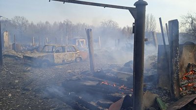 На Чернігівщині через підпал сміття згорів будинок та автомобіль На Чернігівщині через підпал сміття згорів будинок та автомобіль