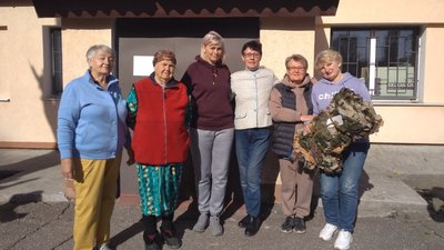 "Кущівські бджілки".У кропивницькій школі півтора року плетуть маскувальні сітки для ЗСУ "Кущівські бджілки".У кропивницькій школі півтора року плетуть маскувальні сітки для ЗСУ