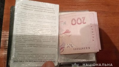 Пропонував гроші поліцейському на Полтавщині: чоловікові повідомили про підозру