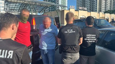 Затримання чоловіків, яких підозрюють у зловживанні впливом