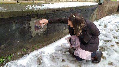На Миколаївщині зі звичайного отвору в стіні мисткині створили артоб'єкт
