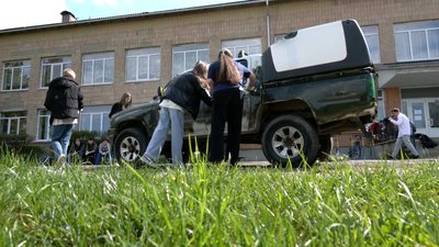 На Івано-Франківщині школярі розмалювати авто для бійців ЗСУ На Івано-Франківщині школярі розмалювати авто для бійців ЗСУ