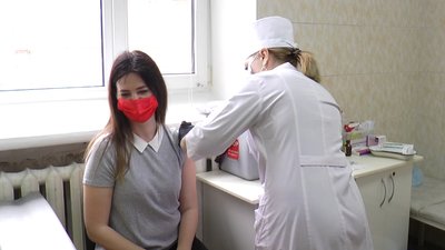 Першу дозу з залишків вакцини в Миколаєві отримали членкиня виконкому та ветеран АТО